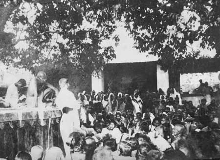 Gandhiji at public meeting at Dandamikundapur, Cuttack, 1931.jpg